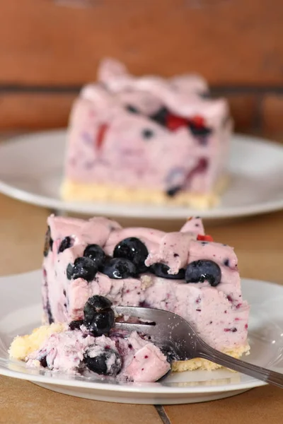 Kall Cheesecake Med Blåbär Och Jordgubb — Stockfoto