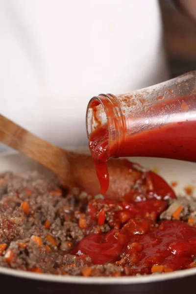 Adicionar Pasta Tomate Carne Moída Fazendo Lasanha Série Bolonhesa — Fotografia de Stock