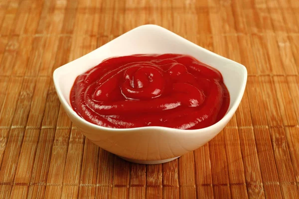 Ketchup Schüssel Auf Dem Tisch — Stockfoto