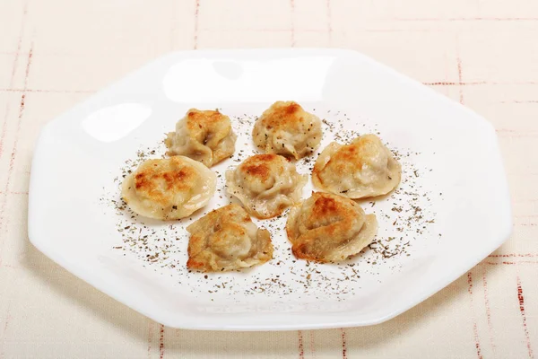 Portion Rostade Dumplings Serveras Vit Plåt Närbild Skott — Stockfoto