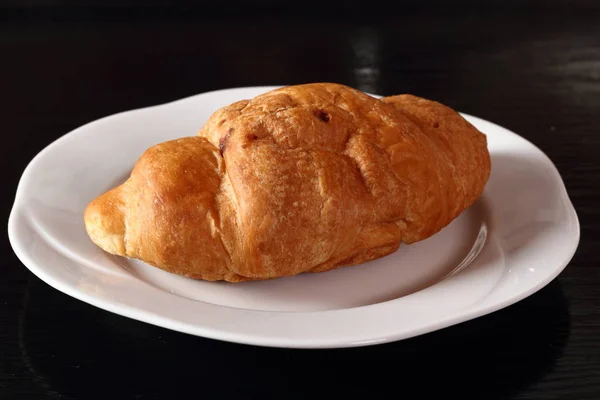 Croissant Med Fyllning Plattan — Stockfoto