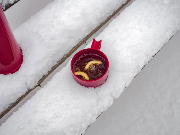 Пластиковая Чашка Чаем Лимоном Стоящим Скамейке Покрытой Снегом — стоковое фото