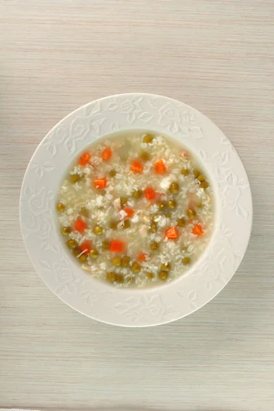 Reissuppe Mit Hühnchen Grünen Erbsen Und Karotten Direkt Oben — Stockfoto