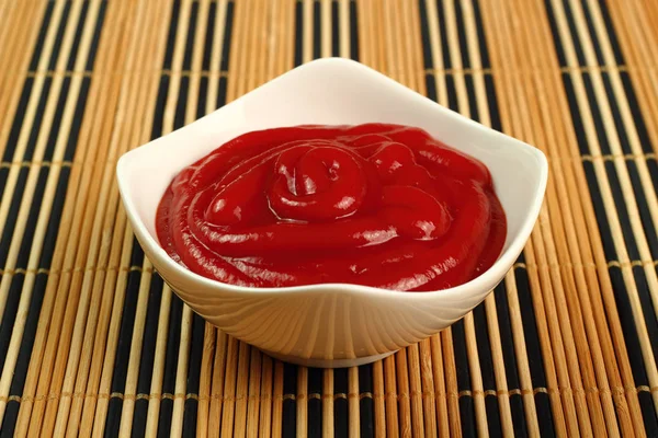 Ketchup Tazón Sobre Mesa —  Fotos de Stock