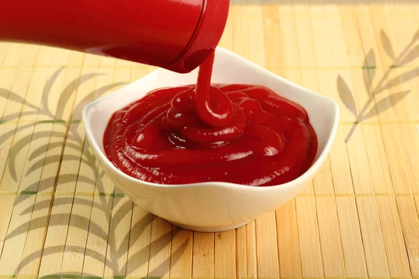 Wylewanie Ketchup Miski — Zdjęcie stockowe
