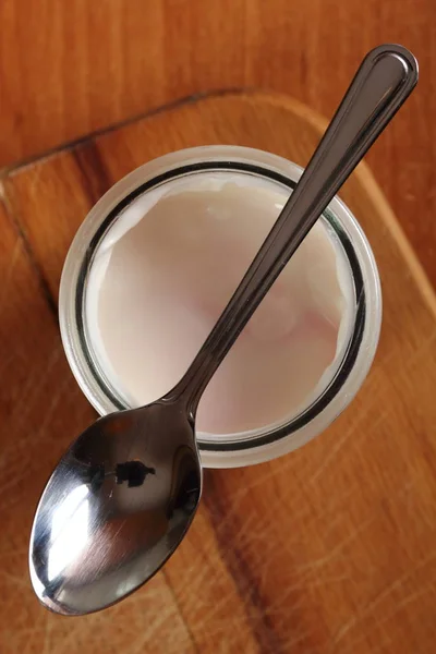 Iogurte Frasco Vidro Pequeno Aberto Com Colher Placa Corte Madeira — Fotografia de Stock