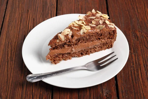 アーモンドフレーク添えチョコレート サンドイッチ ケーキ — ストック写真