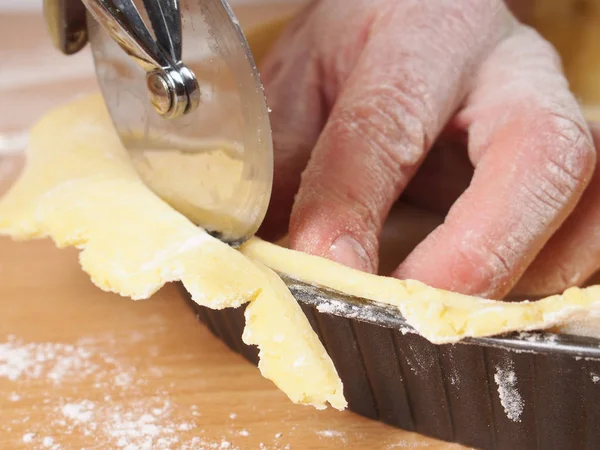 Den Teigüberschuss Abschneiden Herstellung Von Apfelkuchen Tortenserie — Stockfoto