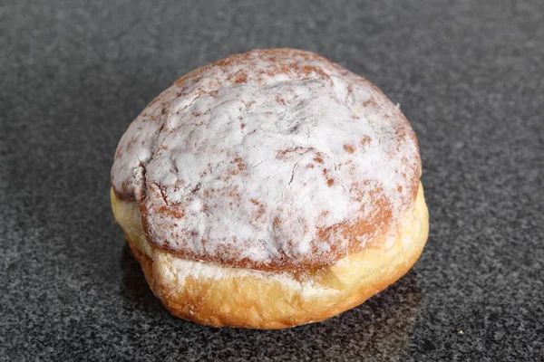 Donut Zonder Een Gat Gevuld Met Jam Met Suiker Bovenkant — Stockfoto