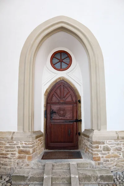 古い本物の建物の木製のドア — ストック写真