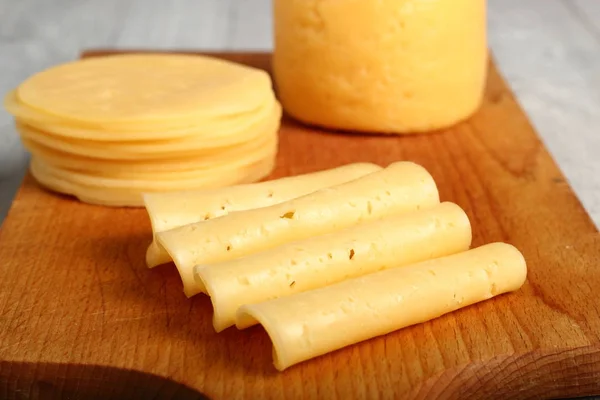 Rebanadas Queso Tabla Cortar Madera —  Fotos de Stock