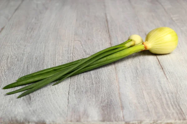 Frühlingszwiebeln Auf Holzgrund — Stockfoto