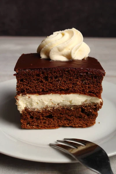 Cream Pie Chocolate Sponge Cake Filled Whipped Cream — Stock Photo, Image