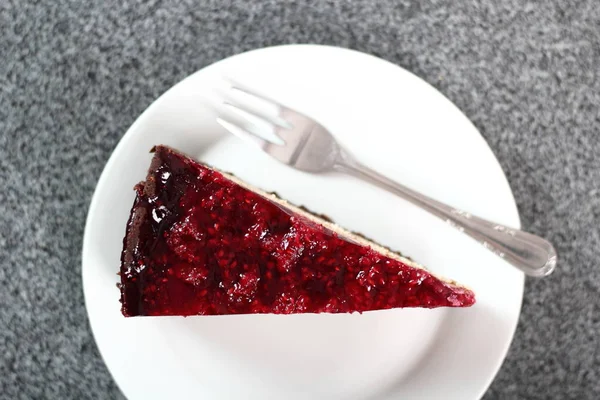 Torta Formaggio Con Base Briciole Cioccolato Condita Con Gelatina Lamponi — Foto Stock