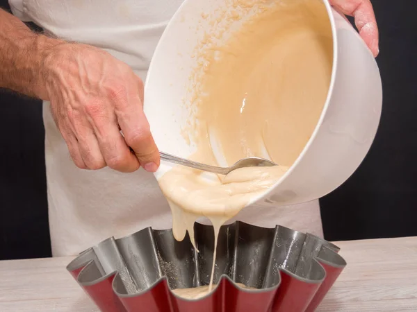 Выливаю Тесто Сковородку Печь Йогуртовый Пирог — стоковое фото