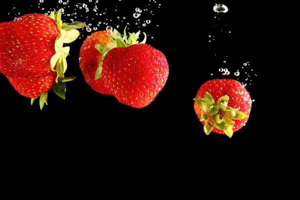 Fragole Che Cadono Acqua Sfondo Nero — Foto Stock