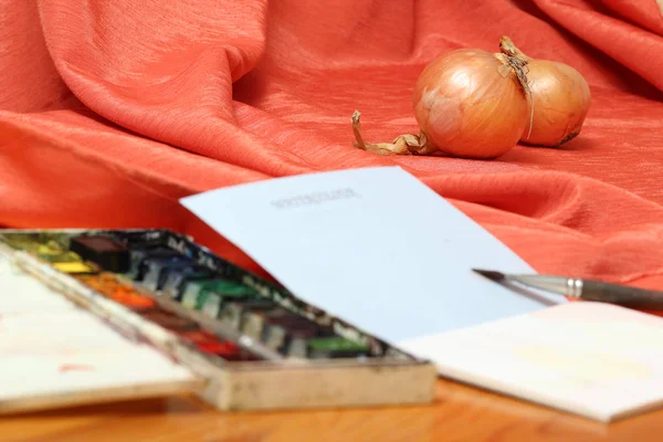 Zwiebeln Auf Stoff Und Aquarellfarben Mit Papier Und Pinsel — Stockfoto