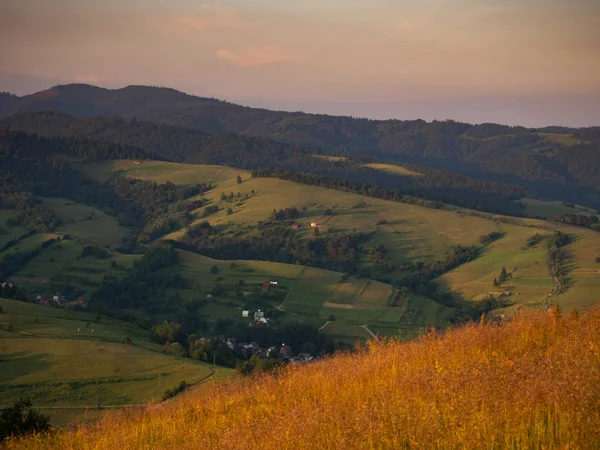 Radziejowa の範囲 ベスキディ山脈山夕暮れ時です シュツァブニツァ ピエニィニ ポーランドの近くの Jarmuta 山からの眺め — ストック写真