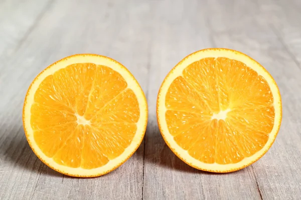 木製の背景にオレンジの果実 — ストック写真