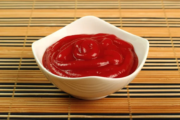 Ketchup Dans Bol Sur Table — Photo