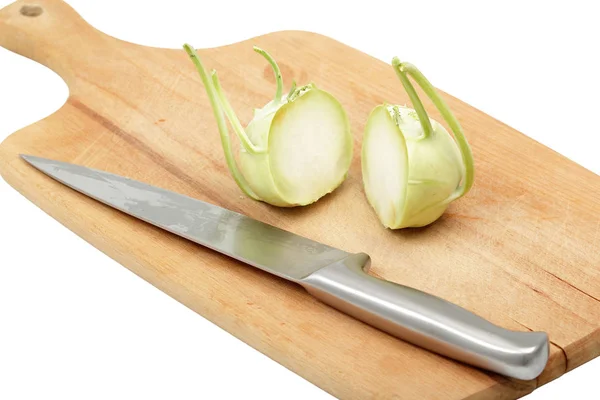 Mitades Raíz Verde Kohlrabi Con Cuchillo Sobre Tabla Madera — Foto de Stock