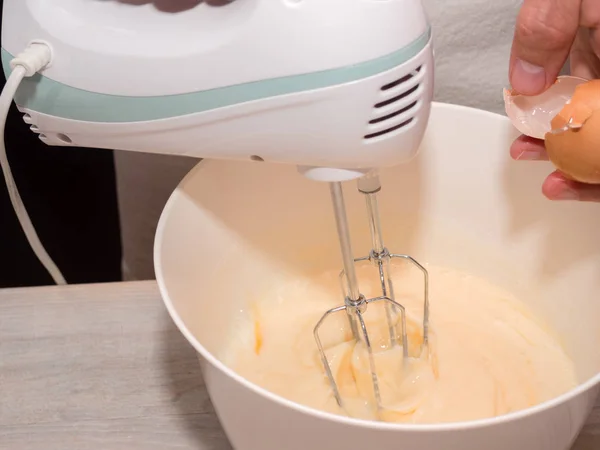 Розтріскування Яйця Миску Виготовлення Торта Йогурту — стокове фото