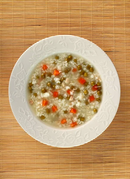 米饭汤配鸡肉 青豆和胡萝卜 直接在上面 — 图库照片