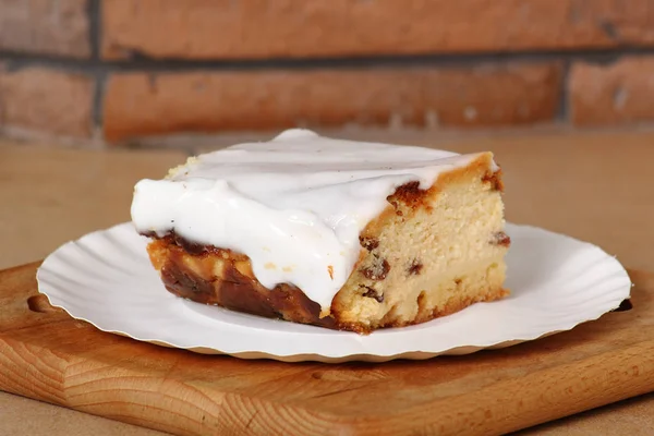 Cheesecake Wegwerp Papieren Bord Cheesecake Met Rozijnen Gegarneerd Met Slagroom — Stockfoto