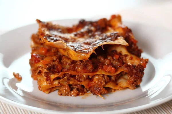 Maukas Lasagne Bolognese Lautasella — kuvapankkivalokuva