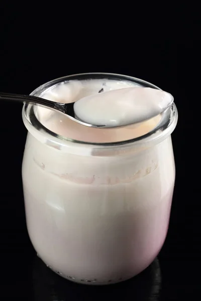Cucchiaio Con Yogurt Piccolo Vaso Vetro Aperto Sfondo Nero Macro — Foto Stock