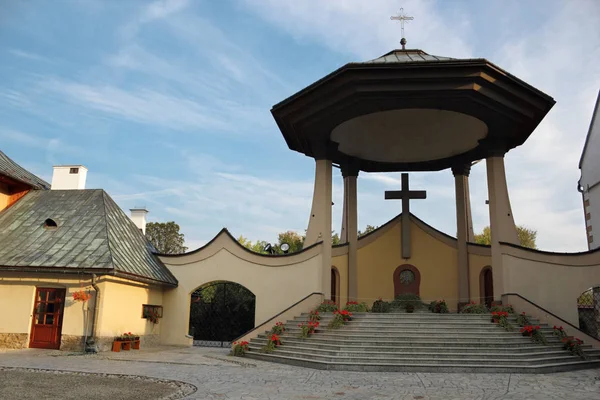 Croix Religieuse Sous Toit Avec Ciel Bleu — Photo