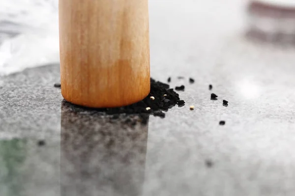 Stößel Schwarzkümmelsamen Auf Granitplatte — Stockfoto