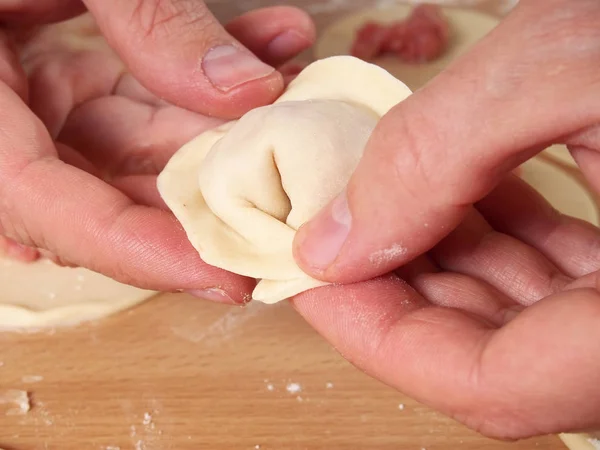 Tegenovergestelde Einden Bij Elkaar Brengen Samen Voegen Bereiding Vlees Dumplings — Stockfoto