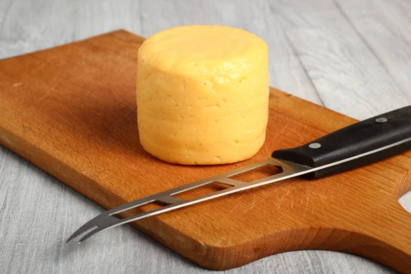 キッチン ボードでのチェダー チーズ — ストック写真