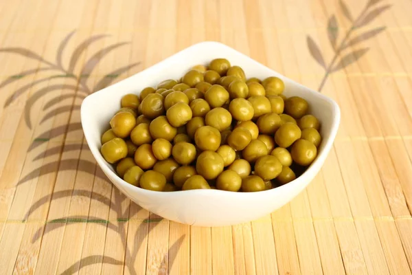 Ingeblikte Groene Erwten Kom — Stockfoto