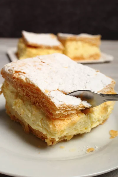Ciasto Śmietankowe Dwie Warstwy Ciasta Francuskiego Wypełnione Bitą Śmietaną — Zdjęcie stockowe