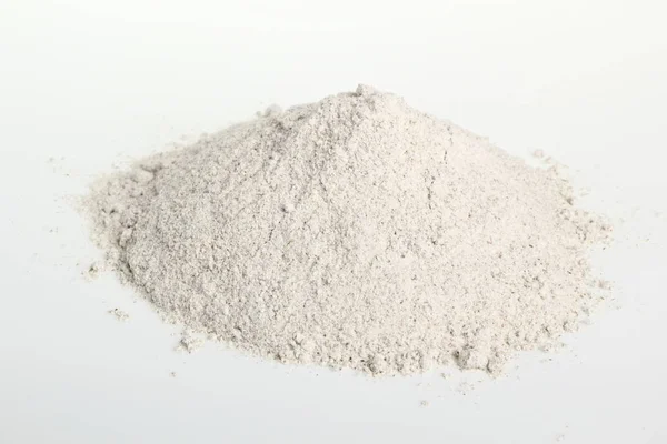 黑麦面粉堆查出在白色背景 — 图库照片