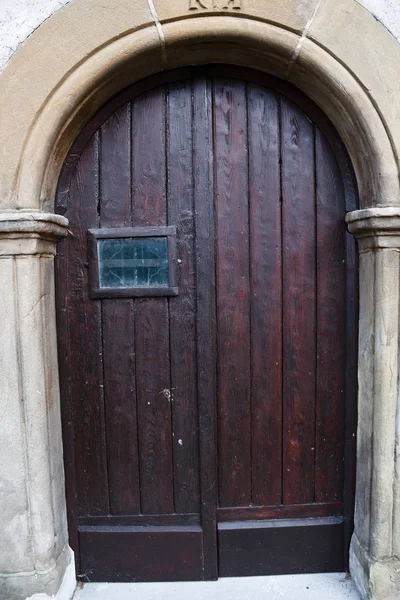 Eski Bina Cephesinde Ahşap Kapı — Stok fotoğraf