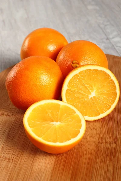 キッチン ボード上のオレンジ色の果物 — ストック写真