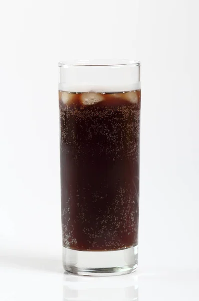 Glas Cola Mit Eiswürfeln Isoliert Auf Weißem Hintergrund — Stockfoto