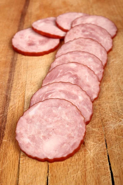 Embutido Carne Rodajas Sobre Tabla Cortar Madera — Foto de Stock