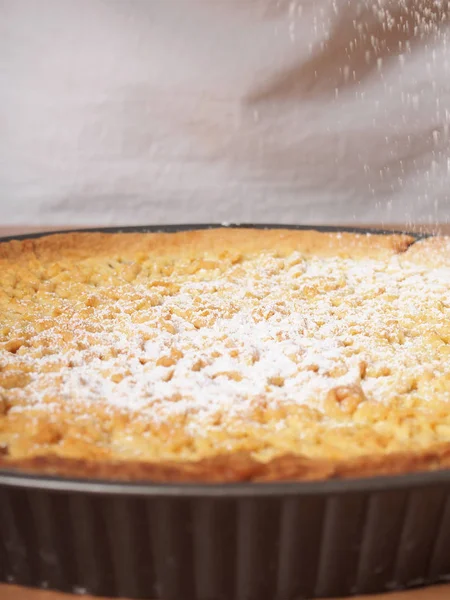Посыпать Свежеиспеченный Пирог Сахарной Пудрой Сделать Apple Pie Tart — стоковое фото