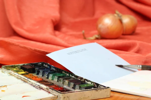 Zwiebeln Auf Stoff Und Aquarellfarben Mit Papier Und Pinsel — Stockfoto