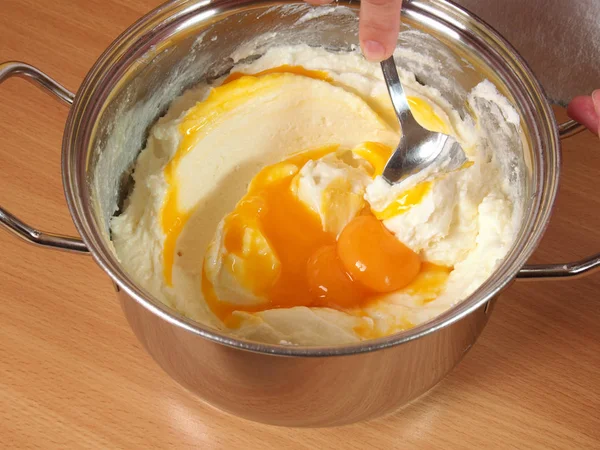Смешивание Яичного Желтка Сырного Крема Изготовление Шоколадного Торта Сливочным Сыром — стоковое фото
