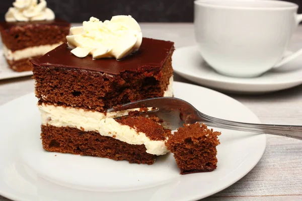 Sahnetorte Schokoladenbiskuit Gefüllt Mit Schlagsahne — Stockfoto