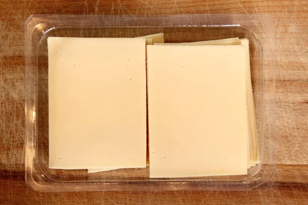 Τυρί Φέτες Στο Πλαίσιο Μίας Χρήσης Πλαστική Συσκευασία — Φωτογραφία Αρχείου
