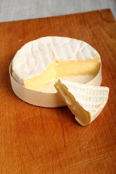 Frischer Leckerer Camembert Käse — Stockfoto