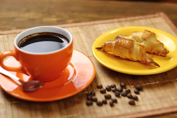 Xícara Com Café Fresco Croissants — Fotografia de Stock