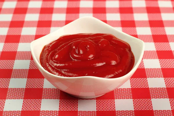 Ketchup Ciotola Sul Tavolo — Foto Stock