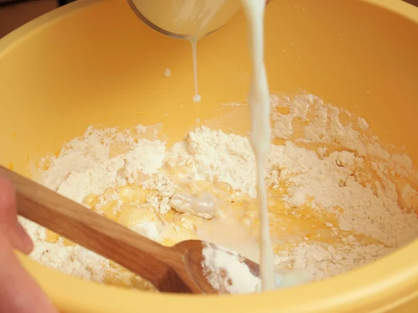 Despeje Leite Tigela Com Massa Fazendo Panquecas Levedura Crepes — Fotografia de Stock